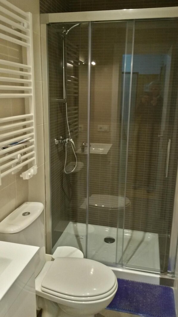 Douche, serviettes fournies