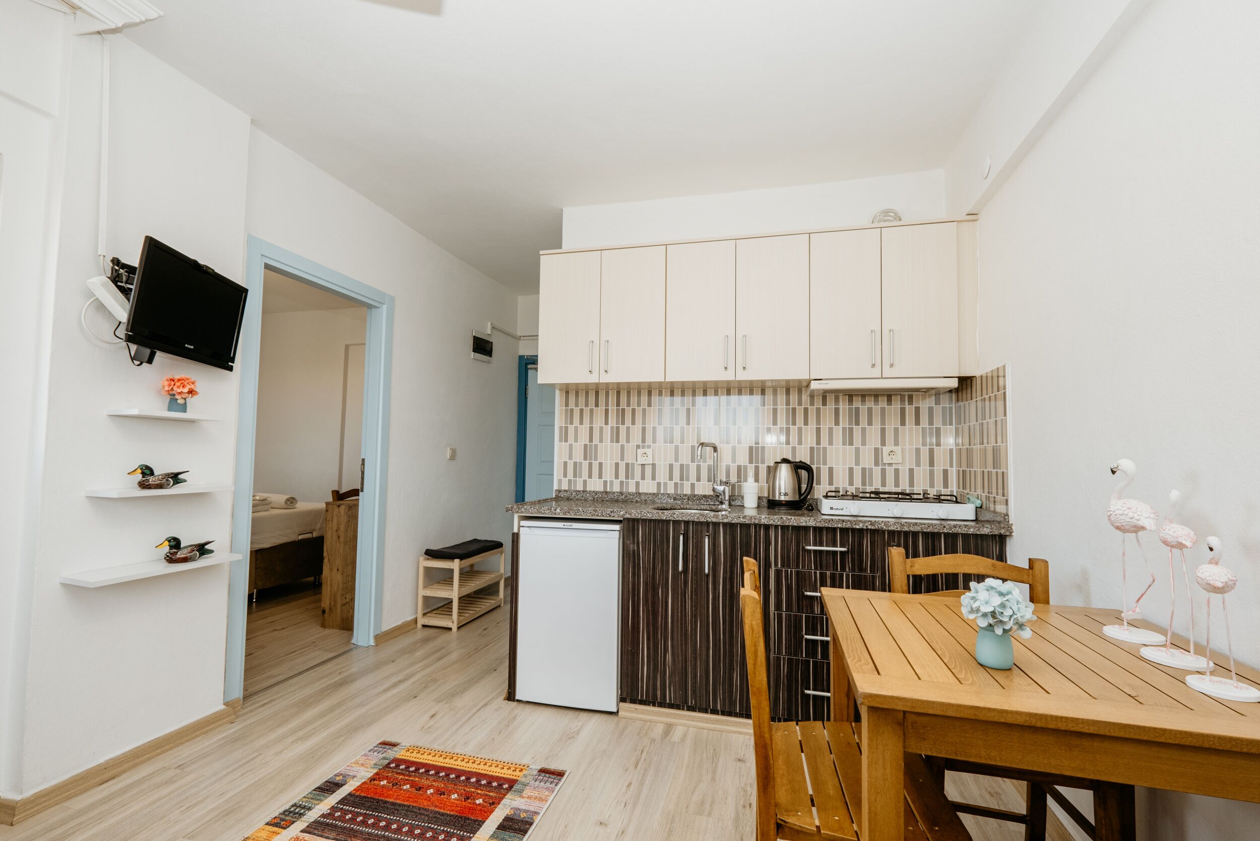 full-sized fridge, electric kettle