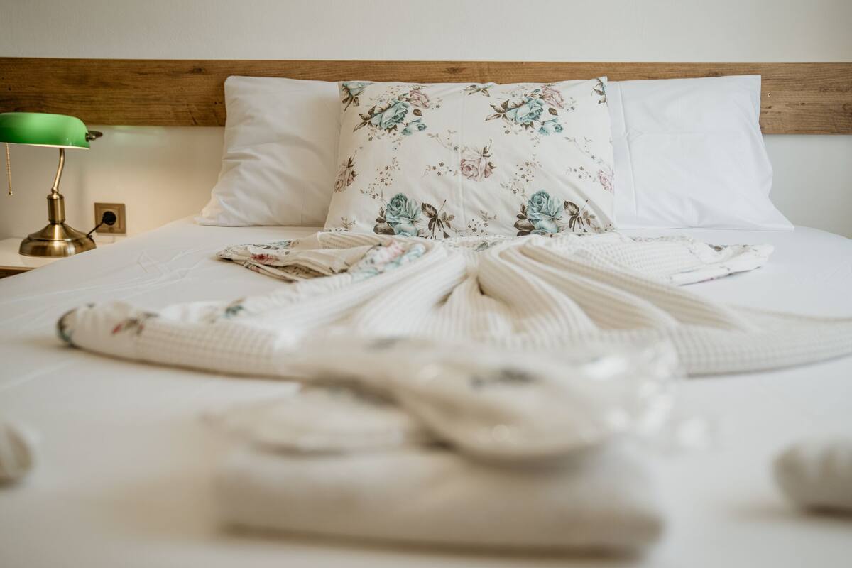 family suite, garden view, ground floor | 1 bedroom, desk, laptop workspace, soundproofing