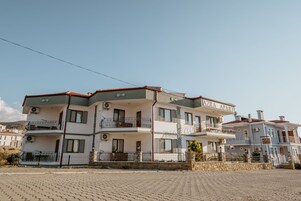 Un edificio de varios pisos con balcones y un letrero que dice "AZTRA APART".