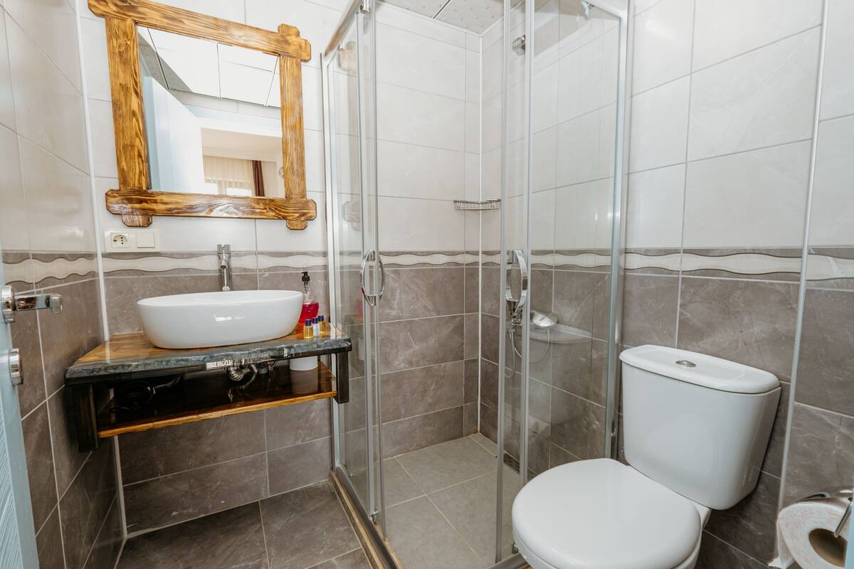 studio, lanai | bathroom | shower, hair dryer, slippers, towels