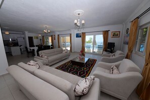 Villa, 4 Schlafzimmer | Wohnbereich | Plasmafernseher