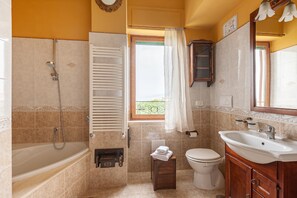 Apartemen, 3 kamar tidur | Kamar mandi | Bathtub dan shower terpisah, bathtub besar,  dan pancuran hujan