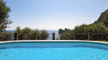 Piscine extérieure, parasols de plage, chaises longues