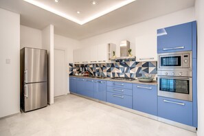 Geladeira grande, micro-ondas, fogão, cooktop