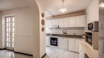 Frigorifero con congelatore, microonde, forno, piano cottura