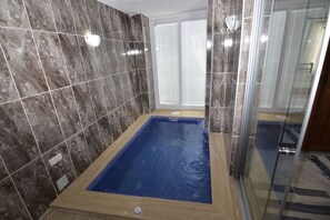 室內泳池、室外泳池