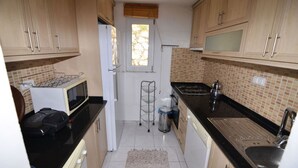 Villa | Cocineta privada | Refrigerador con congelador, microondas, horno y parrilla de estufa 
