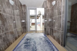 室內泳池、室外泳池