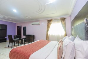 Desk, laptop workspace, free WiFi, bed sheets - Royal Terrace Hotel & Towers (Lagos)