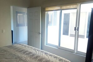 3 bedrooms, iron/ironing board, internet
