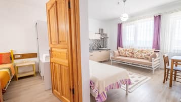 Suite Familiale, balcon, vue jardin | Minibar, bureau, chambres insonorisées, Wi-Fi gratuit