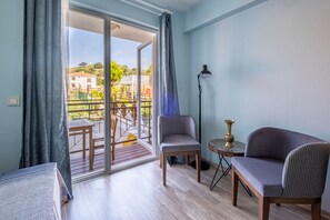 Standard-dobbeltværelse - balkon - udsigt til have | Opholdsområde | 36-tommers LCD-tv med satellitkanaler, tv