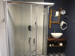 Deluxe-værelse til 3 personer - terrasse - stueetage | Badeværelse | Bruser, hårtørrer, hjemmesko, håndklæder