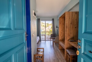 Standard Tek Büyük Yataklı Oda, Balkon, Bahçe Manzaralı | Bahçe manzarası