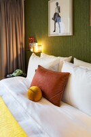 Quarto (Small) | Cofres nos quartos, escrivaninha, espaço de trabalho para notebook