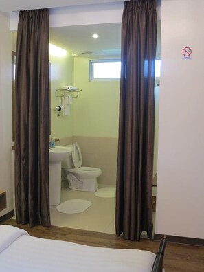 Douche, articles de toilette gratuits, serviettes fournies