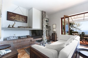 Villa, 4 Bedrooms | Living area