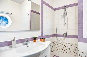 Villa, 5 habitaciones, piscina privada, vistas al jardín | Baño | Ducha, cabezal de ducha tipo lluvia, secador de pelo y bidé
