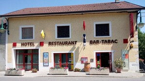 A building with a hotel, restaurant, and bar-tavac. - Hôtel restaurant Marinet (Valserhône)