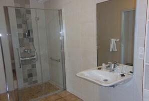 Double Room | Bathroom | Free toiletries, hair dryer, towels - Hôtel restaurant Marinet (Valserhône)