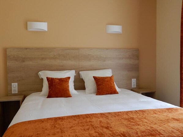 Habitación doble | Decoración personalizada, muebles diferentes y escritorio 