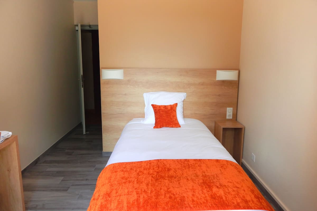 Single Room | Desk, blackout curtains, iron/ironing board (on request), free WiFi