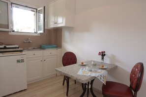Apartamento, 2 quartos | Área de estar | TV de tela plana
