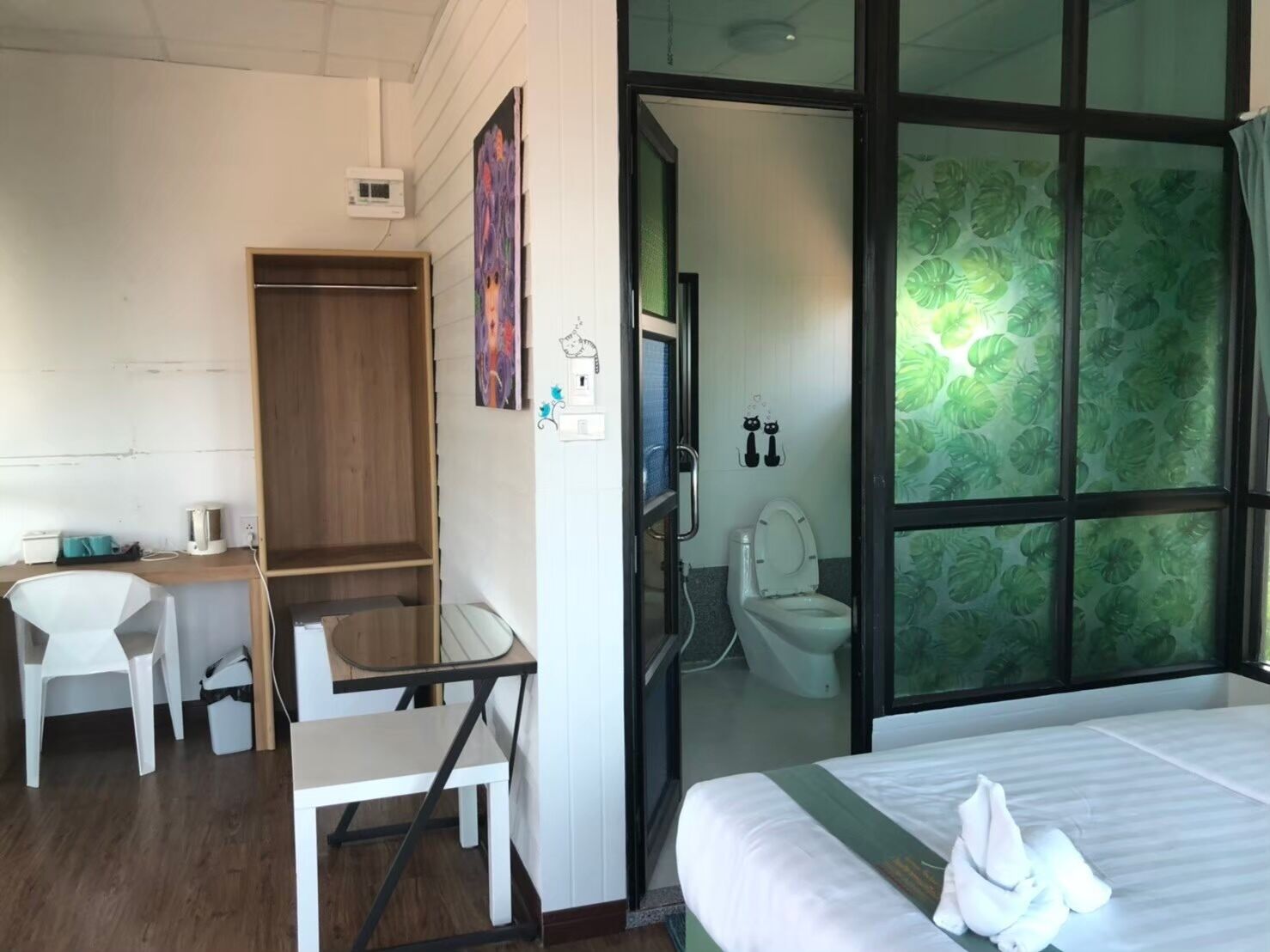 Deluxe Room with Balcony and Sea View | Living area | Flat-screen TV