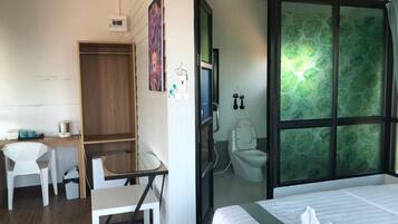 Deluxe Room with Balcony and Sea View | Living area | Flat-screen TV