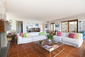 Villa, 3 Schlafzimmer, Meerblick | Wohnbereich | Flachbildfernseher