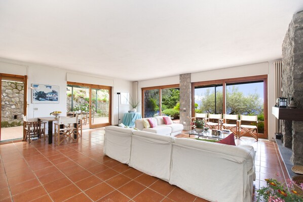 Villa, 3 habitaciones, vista al mar | Área de sala de estar | Televisión de pantalla plana 