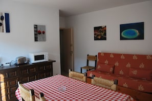 Apartment, 1 Bedroom | Living area | Flat-screen TV - Camping El Maset (Begur)