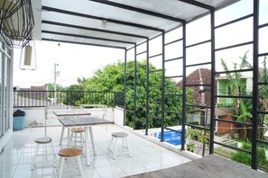 Terrace/patio - Nau Hostel (Yogyakarta)