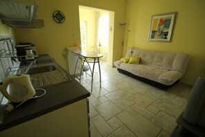 Leilighet, sjøutsikt | Oppholdsområde | Flatskjerm-TV