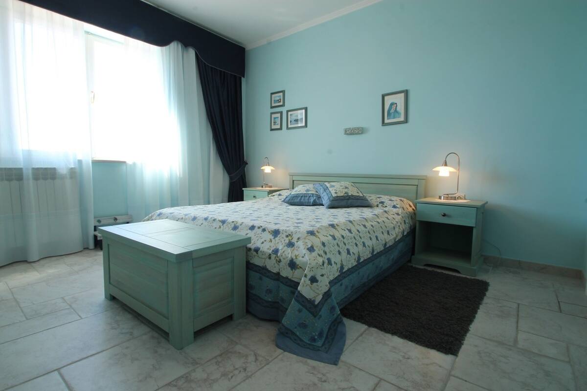 Appartement, 1 slaapkamer | Een bureau, gratis wifi, beddengoed