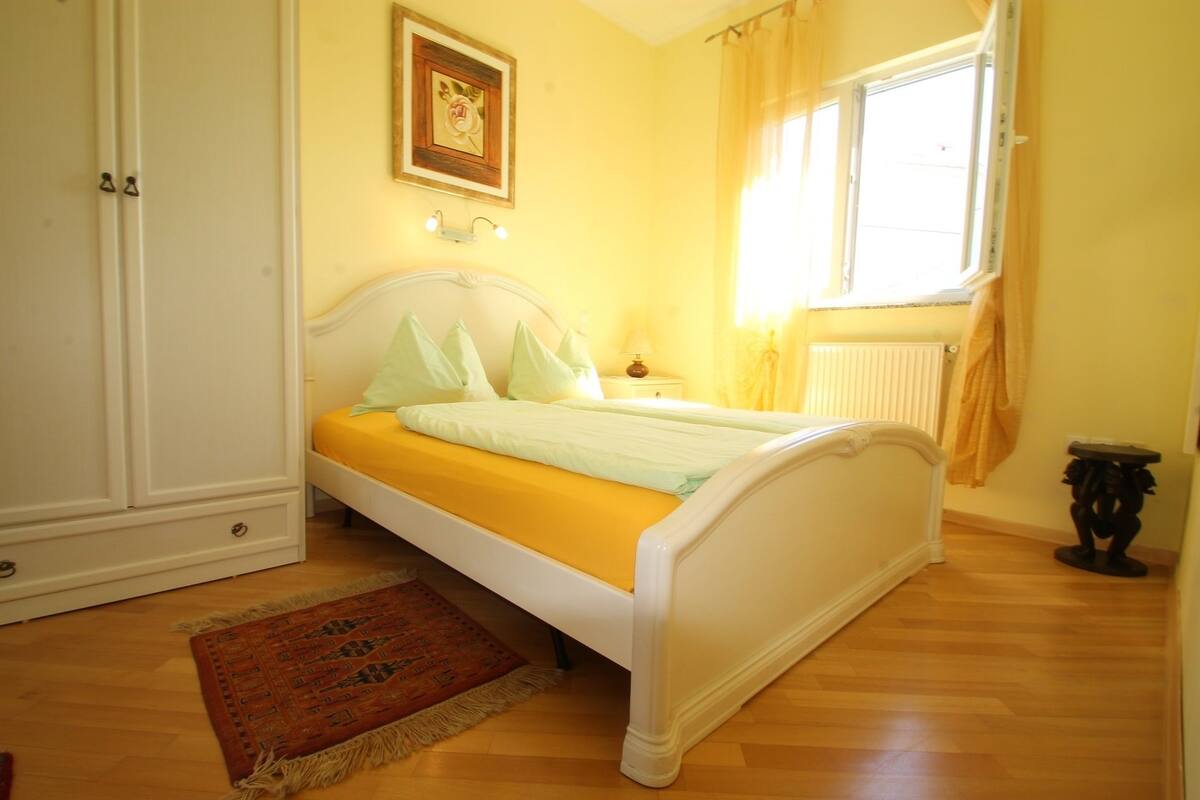 Appartement, uitzicht op zee | Een bureau, gratis wifi, beddengoed
