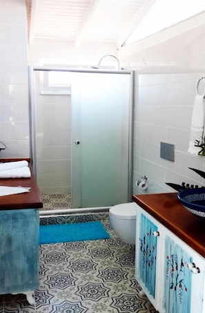 Suite | Badezimmer | Dusche, kostenlose Toilettenartikel, Haartrockner, Hausschuhe