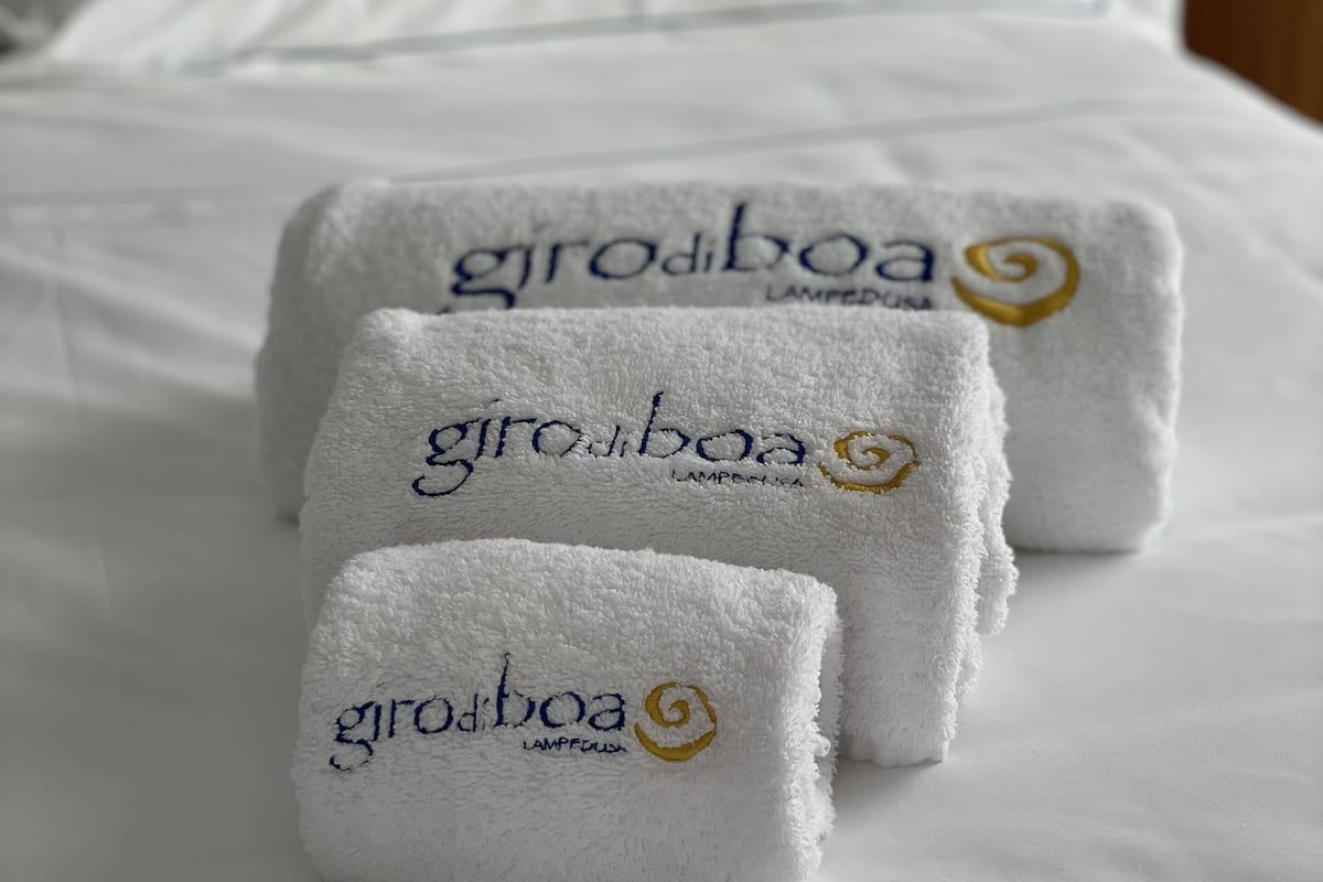 Minibar, brankas, kedap suara, dan Wi-Fi gratis