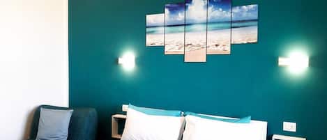 Habitación triple, vista a la ciudad | Minibar, escritorio, cortinas blackout y insonorización