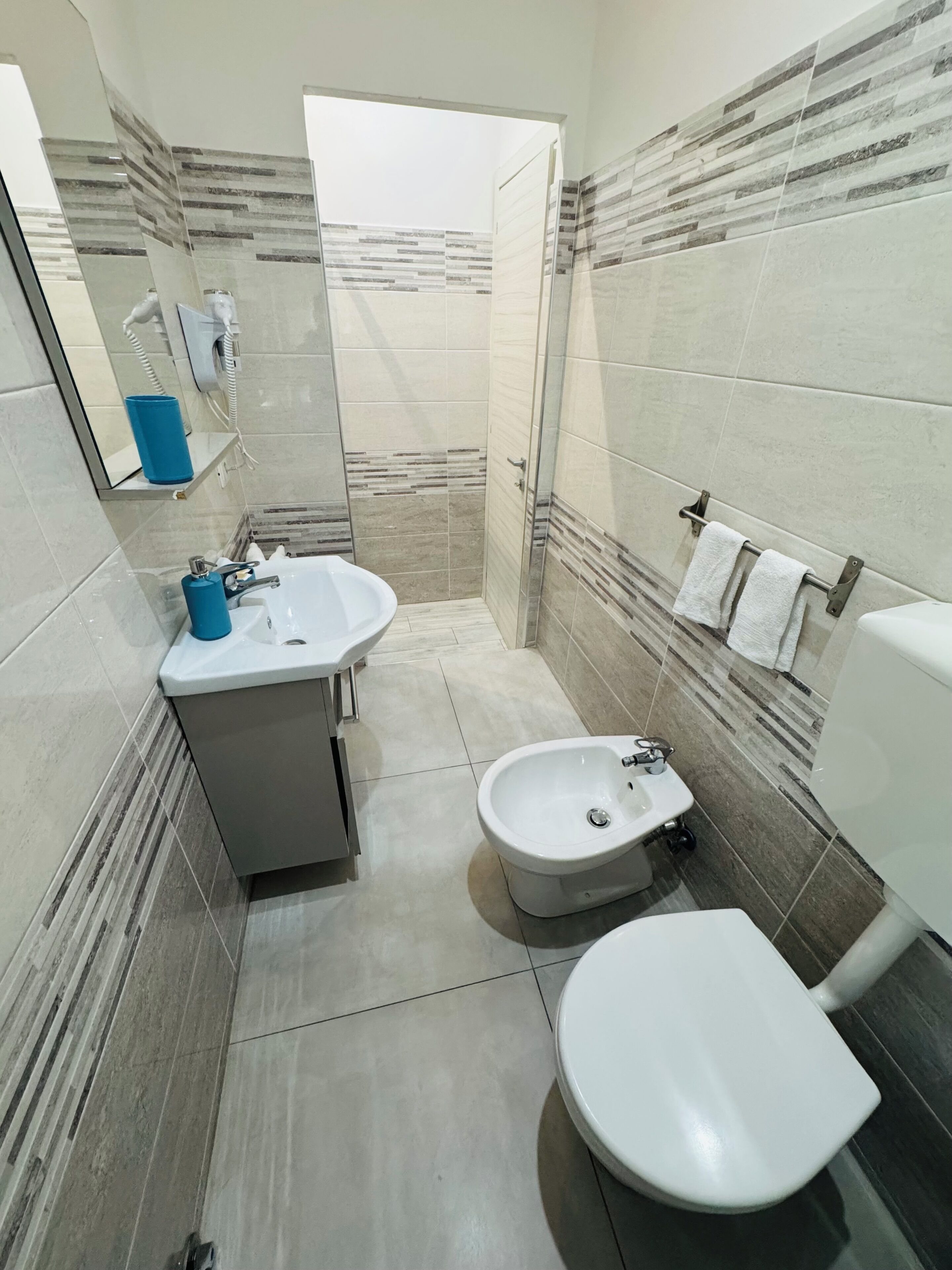 Un bany modern amb vàter, bidet i rentapel.