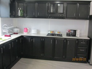 Refrigerador, microondas, horno y artículos de limpieza