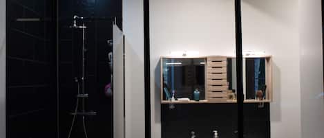 Habitación doble, planta baja | Regadera en el baño