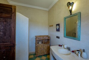 Een douche, een regendouche, gratis toiletartikelen, een haardroger