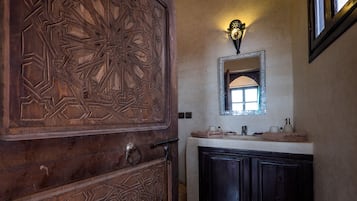 Shower, rainfall showerhead, free toiletries, hair dryer