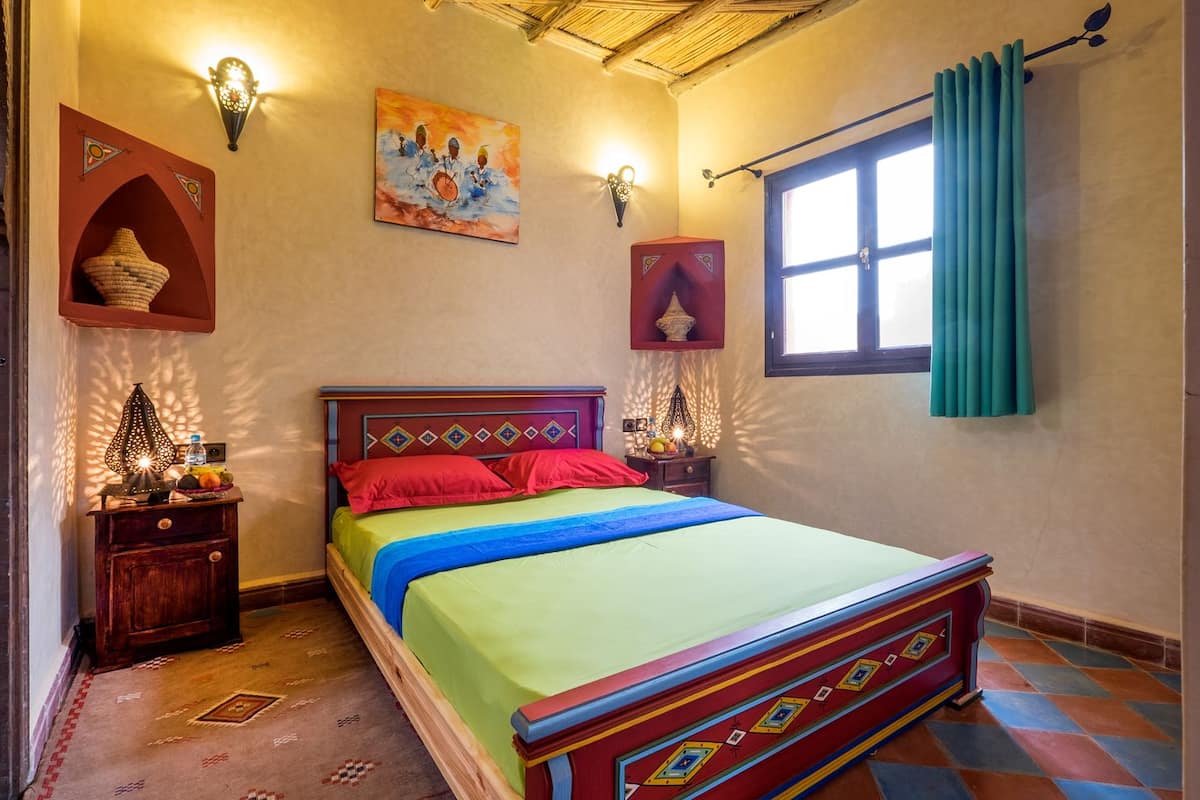Habitación doble | Cortinas opacas, tabla de planchar con plancha, ropa de cama