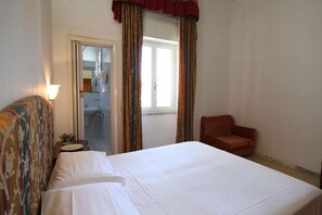 Habitación triple | Escritorio, wifi gratis y ropa de cama