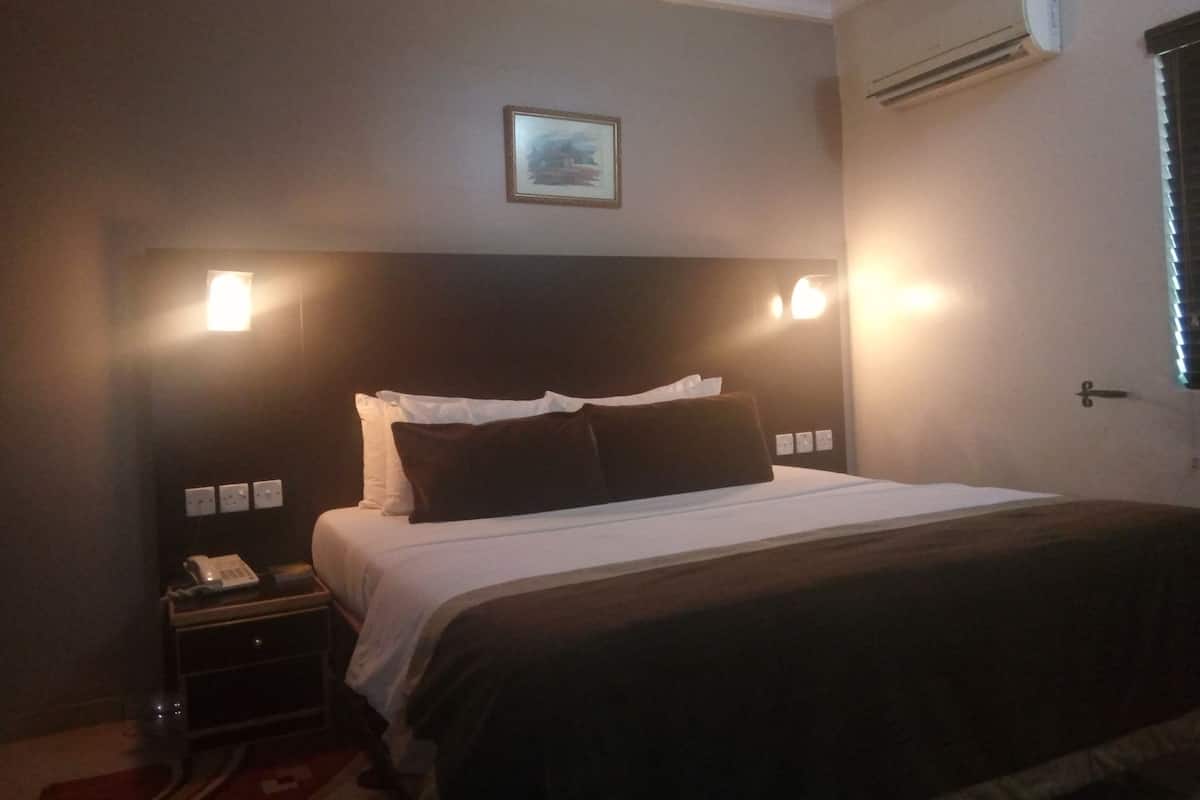 Suite Junior, 1 letto queen, non fumatori, vista piscina | Con stile personalizzato, una scrivania, Wi-Fi gratuito, lenzuola