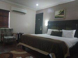 Decoración personalizada, escritorio, wifi gratis y ropa de cama 