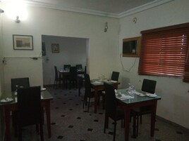 Desayuno con opciones de la cocina local todos los días (con cargo)